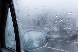 Comment enlever la buée de son pare-brise ?