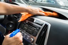 Comment nettoyer le tableau de bord de la voiture ?