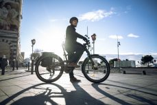 Ce vélo électrique va aussi vite qu’un scooter ou qu’une voiture en ville